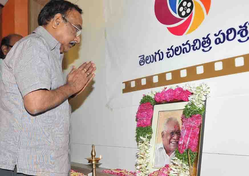 Chiranjeevi & Tollywood Condolences to Jaladi - Pictures | Picture 104376